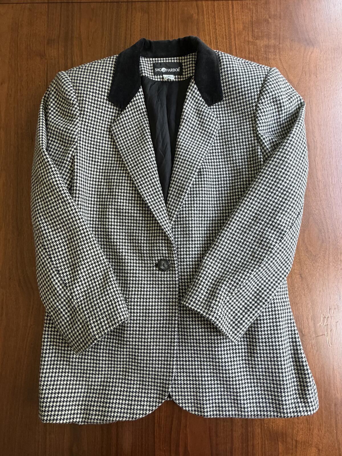 Sag Harbor Women's Black & White Houndstooth Blazer with Velvet Collar - Size 10