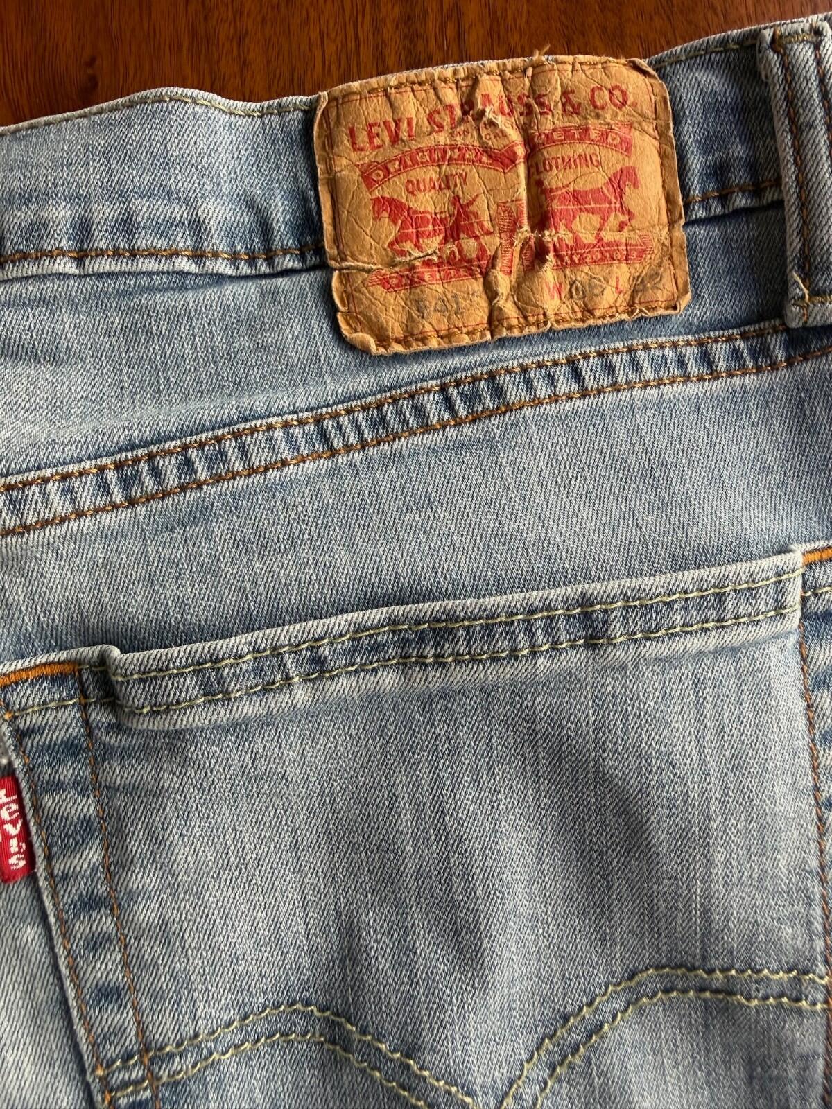 Vintage Levi's Men's 541 Taper Light Wash Jeans - 36x32
