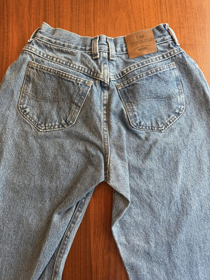 Vintage 90s Lee Light Wash High-Waisted Tapered Leg Mom Jeans - Size 6S