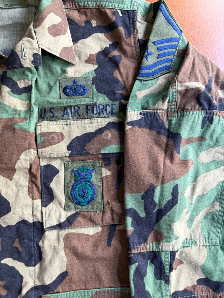 Vintage USAF M81 Woodland Camo BDU Combat Jacket with Patches - Size SR