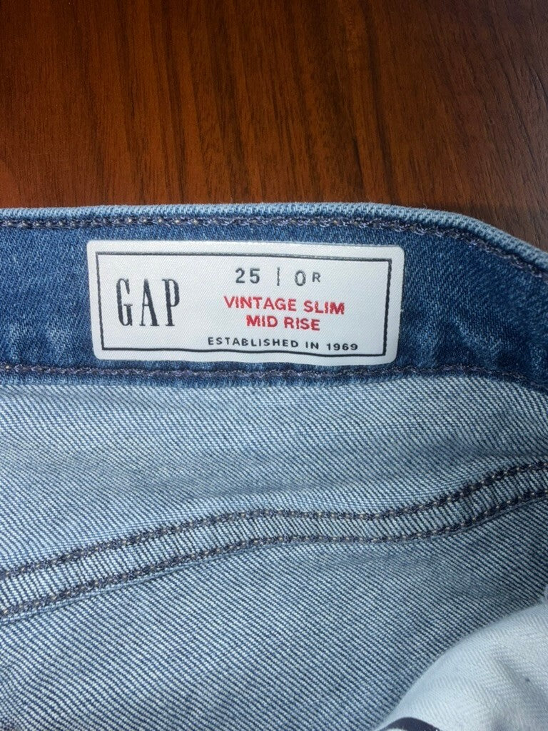 Vintage GAP Women's Slim Mid Rise Light Blue Jeans - Size 25R