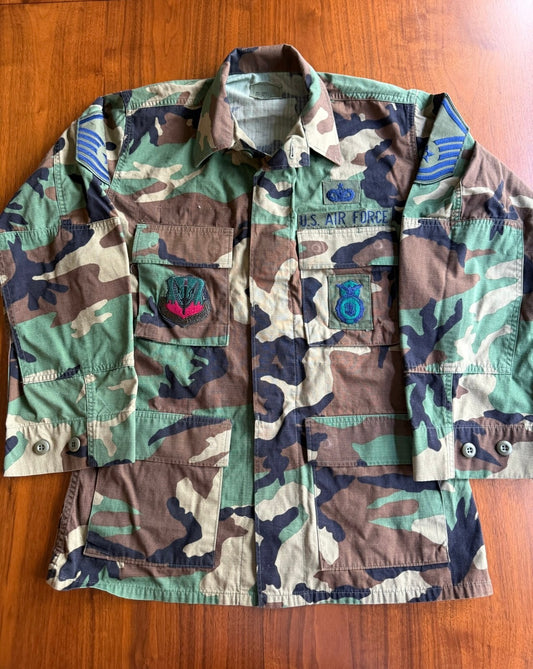Vintage USAF M81 Woodland Camo BDU Combat Jacket with Patches - Size SR