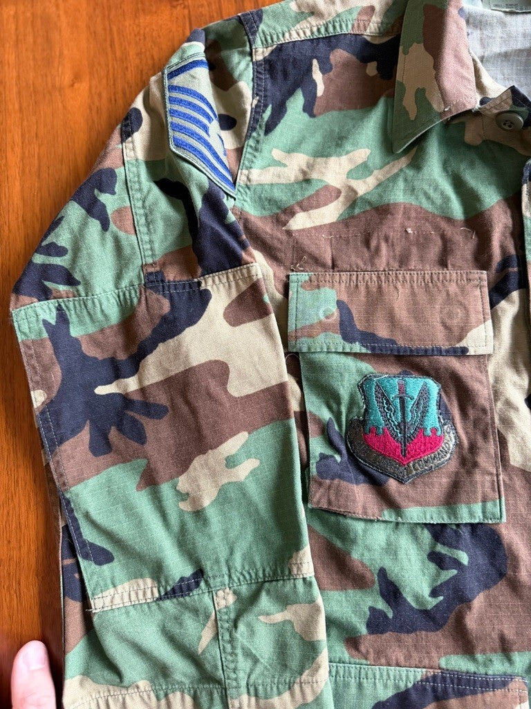 Vintage USAF M81 Woodland Camo BDU Combat Jacket with Patches - Size SR
